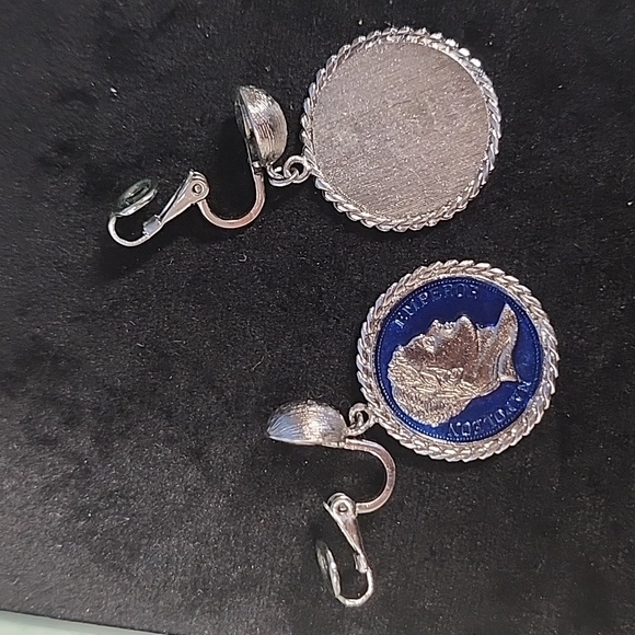 Vintage Crown Trifari Napolean Emperor Clip On Earrings - Picture 4 of 6